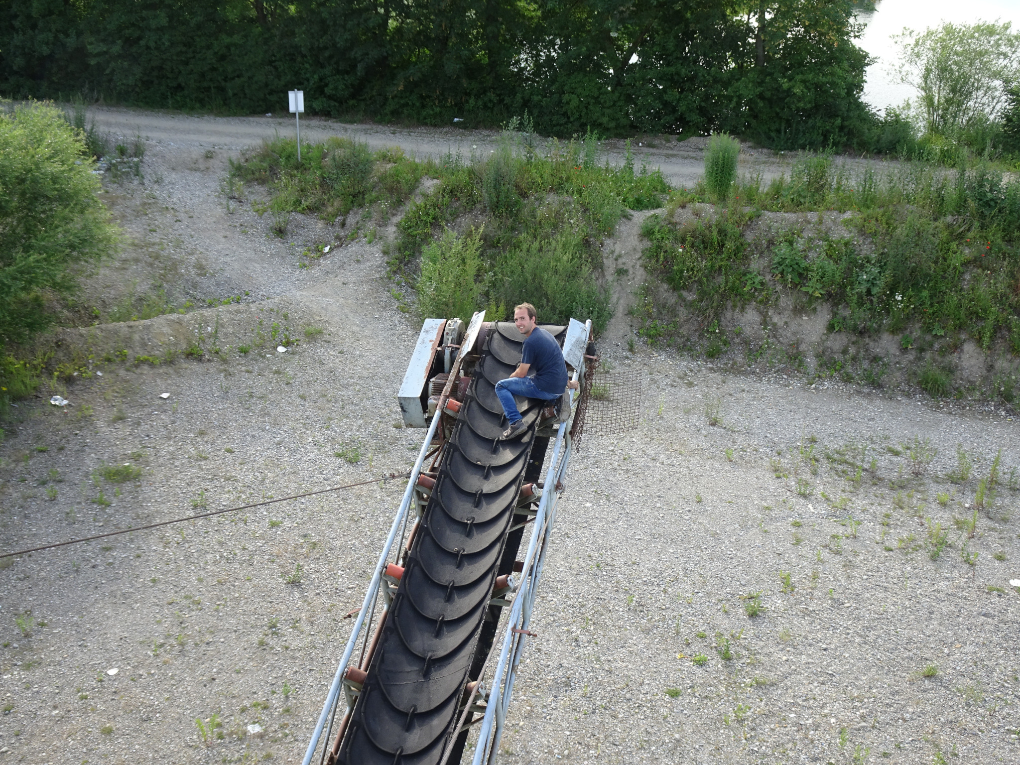 Rudi auf Förderband